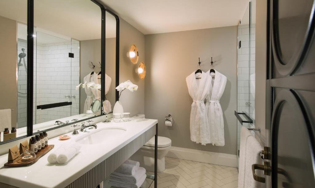 Elegant Bathroom Linen and Amenities for Hotels and Resorts